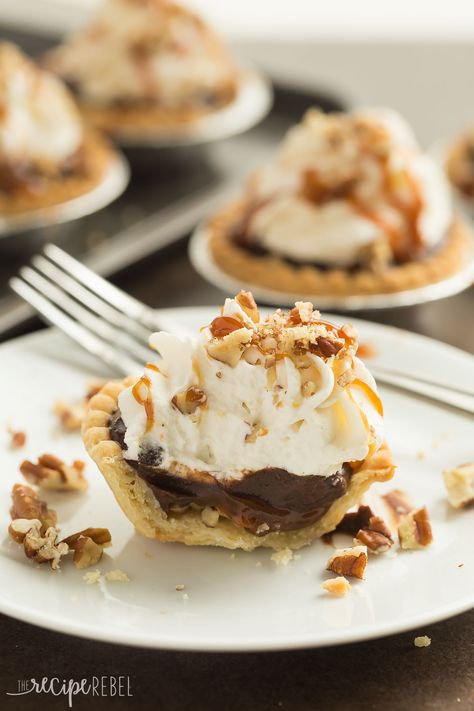 Turtle Pudding Pie Minis are the perfect bite-sized treat (made in tart shells!) for the holidays or any party -- they come together quickly and are loaded with pecans, caramel, chocolate pudding and topped with whipped cream! Muffin Tin Desserts, Mini Apple Pie Recipe, Pudding Pie Recipes, Dessert Pies, Mini Pie Recipes, Coconut Cream Pie Recipes, Work Recipes, Mini Turtle, Vegan Steak