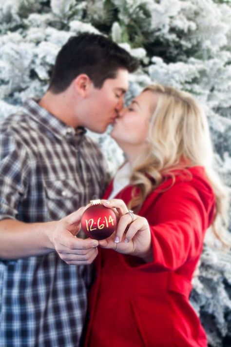 10 Ways to Rock Your Christmas Wedding Christmas Engagement Photos, Christmas Couple Pictures, Christmas Proposal, Christmas Engagement, Winter Engagement Photos, Save The Date Photos, Winter Wonderland Wedding, Engagement Announcement, Christmas Photography