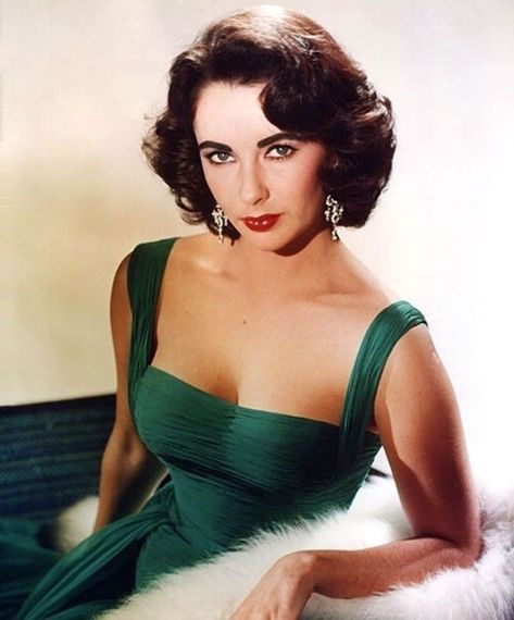 Elizabeth Taylor 1950’s Emerald Green Dress & White Boa ~ Vintage Glamour Color Analysis Winter, Edward Wilding, Emerald Green Dress, Emerald Dresses, Violet Eyes, Emerald Green Dresses, Seasonal Color Analysis, Hollywood Icons, Dress Aesthetic