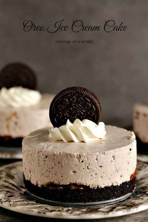 Oreo Ice Cream Cake | This is a super easy way to make a cheater ice cream dessert that will impress your family and friends. Cake Cravings, Oreo Ice Cream Cake, Oreo Ice Cream, Dessert Party, Ice Cream Treats, Oreo Cookie, Cream Desserts, Ice Cream Desserts, Ice Cream Cake