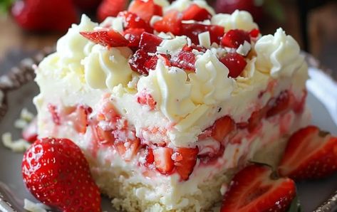 Strawberry Earthquake Cake Recipe Strawberry Earthquake Cake, Strawberry Cake Mix Recipes, Cheap Easy Recipes, Earthquake Cake Recipes, Easy Cooking Ideas, Earthquake Cake, Cake Mix Ingredients, Fluffy Cake, Strawberry Dessert Recipes