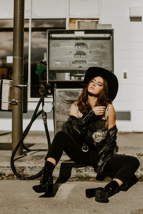 Western Grunge Aesthetic, Western Photoshoot Ideas, Grunge Photoshoot, Western Photo Shoots, Western Chic Fashion, Cowgirl Photoshoot, Western Grunge, Western Photoshoot, Western Photo