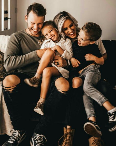 Family Portraits On Couch, Family Of 4 Photo Ideas Indoor, Indoor Family Pictures Christmas, Family Couch Photos, Family Pose On Couch, Family Photo Couch Poses, Family On Couch Photography, Family Portrait On Couch, Family Photoshoot On Couch