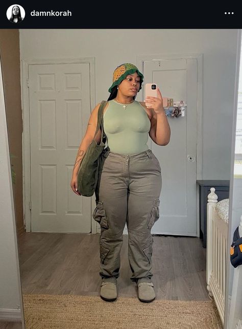 Streetwear Fashion Plus Size, Outfit Ideas Curvy, Baddie Outfit Ideas, College Outfits Plus Size, Body Positive Fashion, Plus Size Baddie, How To Style Cargo Pants Women, Cargo Pants Outfit Women, Plus Size Baddie Outfits