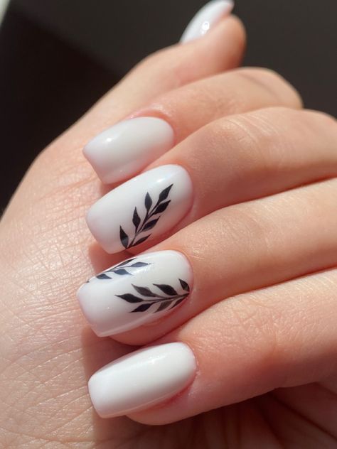 Nail Ideas With Leaves, Simple Nail Designs White, Leaves On Nails, Leaf Nail Designs, Nail Art Blanc, Mom Nails, Nail Drawing, Nail Art For Beginners, White Nail Designs