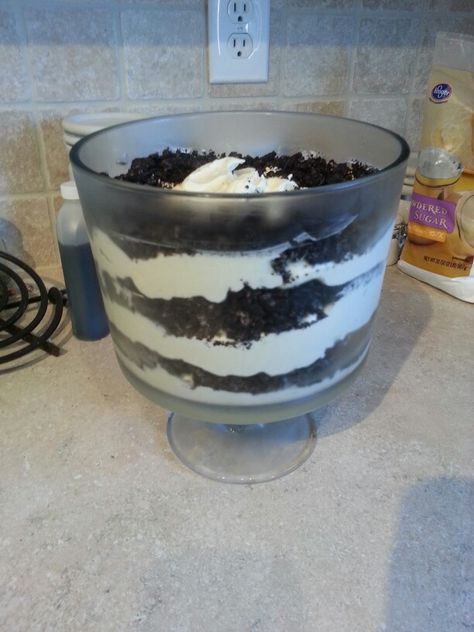 Oreo goodness! #delicious Chocolate Trifle Desserts, Oreo Trifle, Trifle Bowl Recipes, Brownie Oreo, Punch Bowl Cake, Trifle Dessert Recipes, Oreo Brownie, Chocolate Trifle, Trifle Bowl