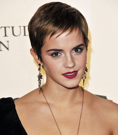 How to Style a Pixie Cut, According to Celebrities Emma Watson Pixie, Emma Watson Short Hair, Prom Hairstyles For Short Hair, Short Brown Hair, Nouveau Jewelry, Pixie Hair, Pixie Styles, Platinum Blonde Hair, Pixie Cuts