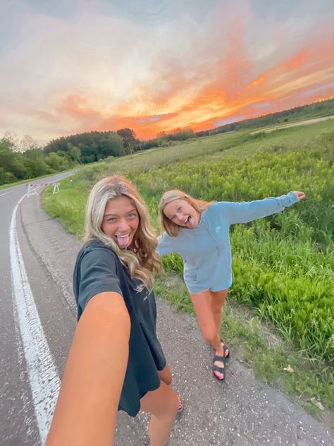 Sunshine Weather, Friends Sunset, Nature Autumn, Summer Picture Poses, Best Friend Photoshoot, Sun Sky, Best Friends Shoot, Sunset Summer, Summer Goals