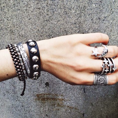 Bracelets And Rings, I'm With The Band, Dope Jewelry, Funky Jewelry, Jewelry Inspo, Pretty Jewellery, Grunge Fashion, Bracelet Stack, Piercing Jewelry