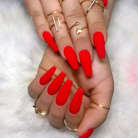 Red coffin nails Nail Foot, Unghie Sfumate, Coffin Nails Matte, Red Acrylic Nails, Color Nails, Super Nails, Trendy Nail Art, Dark Nails, Trendy Nail Design