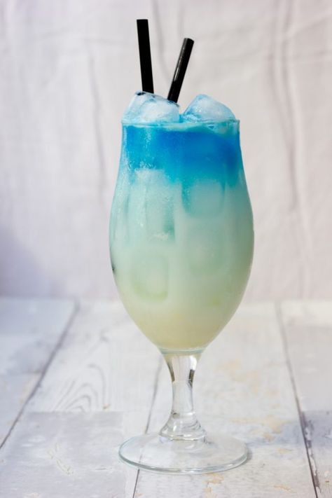 Blue Alcoholic Drinks, Pina Colada Cocktail, Best Mixed Drinks, Fun Drinks Alcohol, Game Of Thrones Party, Alcholic Drinks, Chill Drinks, Homemade Cocktails, Yummy Alcoholic Drinks