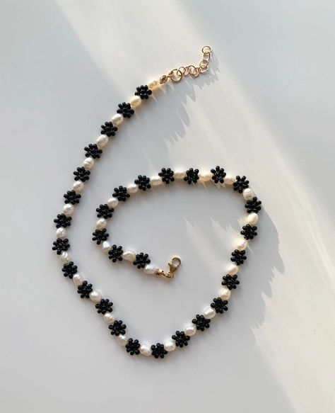 Diy Pearl Necklace, Pop Jewelry, Black Daisy, Diy Jewelry Display, Diy Collier, Beaded Necklace Designs, Bracelets Design, Daisy Necklace, Diy Bracelet Designs