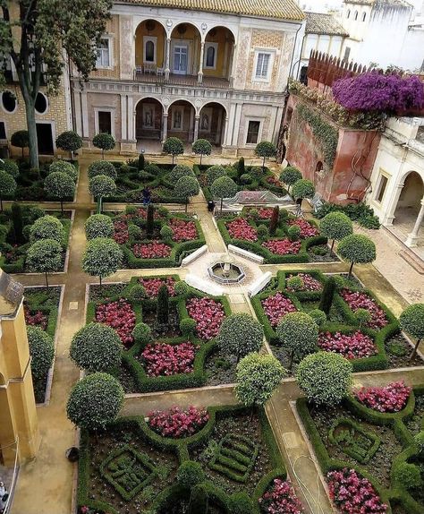 Europe Landscape, Formal Garden Design, Parterre Garden, Boxwood Topiary, Cottage Garden Design, Garden Design Layout, Formal Garden, Garden Types, Formal Gardens