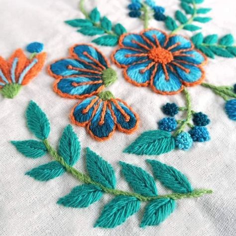 Mexican Embroidery Designs, Mexican Embroidery, Fabric Flower Brooch, Floral Embroidery Patterns, Basic Embroidery Stitches, Flower Pattern Design, Creative Embroidery, Hand Embroidery Art, Crewel Embroidery