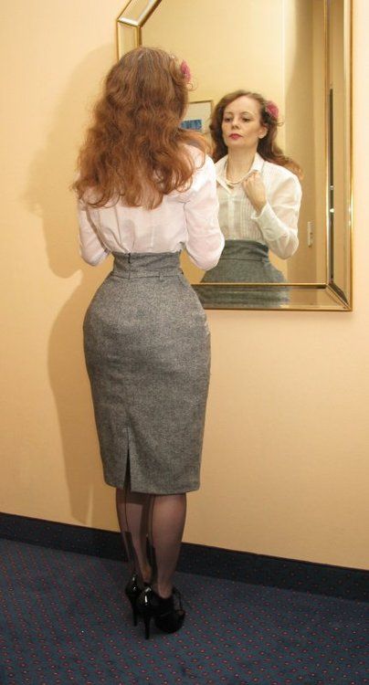 Gray Pencil Skirt White Blouse Sheer Black Back Seam Stockings and Black High Heels Chica Punk, Secretary Outfits, Hobble Skirt, Corset Training, Stockings Outfit, Grey Pencil Skirt, Pencil Skirt White, Party Outfits, Skirt Outfits