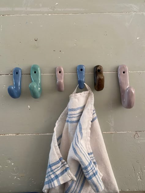 Ceramic Hooks Diy, Ceramic Beginner Ideas, Ceramic Wall Hook, Ceramic Handbuilding Ideas, Handmade Ceramic Gift Ideas, Useful Pottery Ideas, Wall Hooks Diy, Useful Ceramics Ideas, Homemade Ceramics