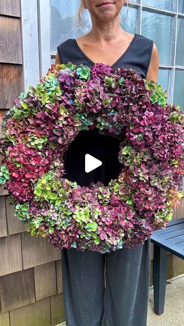 𝐌𝐎𝐒𝐒 𝐀𝐑𝐎𝐔𝐍𝐃 𝐒𝐓𝐔𝐃𝐈𝐎 on Instagram: "Don’t wait until your hydrangeas dry out completely and get ruined by the cold. The deep hues of late-summer hydrangeas are perfect for DIY home decorating.🌸 Create a simple arrangement or a stunning fall wreath. Pick the blooms, remove the leaves and cut the stems to about 3 inches. Weave the stems between twigs, securing them with floral wire. Pack the blooms tightly so the wreath is really full. Keep your wreath away from direct sunlight and let it dry naturally. 💜🍂 #DIYdecor #FallWreath #HydrangeaDecor #Crafting  #wreath #falldecor #interiordesign #diyhomedecor #wreathmaking #diy #handmade #hortensia #wianek" Wreaths With Dried Flowers, Diy Fall Floral Wreath, Hydrangea Wreath Diy, Fall Flower Pots, Fall Hydrangea Wreath, Fall Hydrangea, Moss Wreath, Diy Instagram, Hydrangea Arrangements