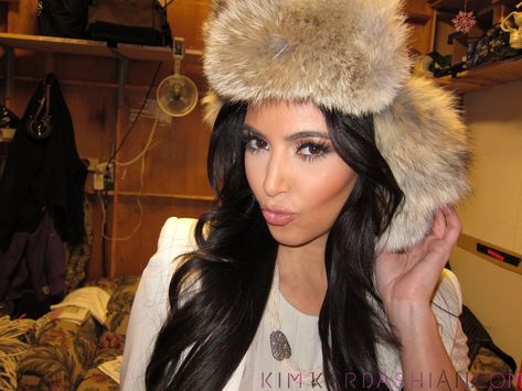 Kim Kardashian Style! Kim Kardashian 2000's, Young Kim Kardashian, Kily Jenner, Trajes Kylie Jenner, Status Symbol, 2013 Swag Era, Under Your Spell, Kim Kardashian Style, Fake Fur