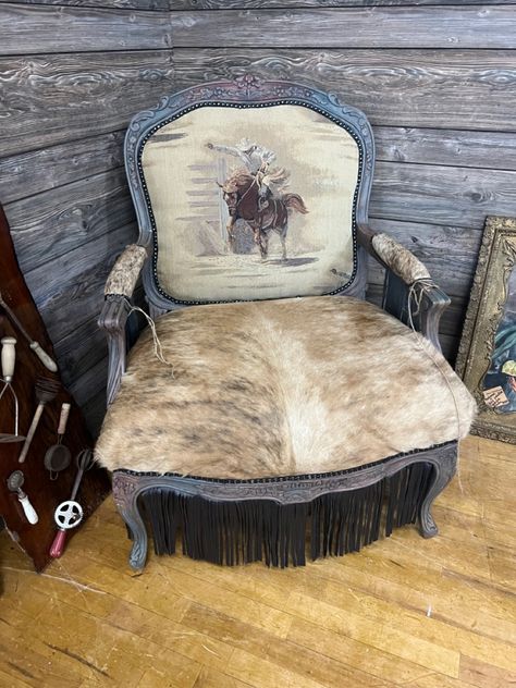 Vintage buckin horse chair #fashion #cowboy #westernhome #westernhomedecor #rodeo #southernliving #frindge #westernaesthetic Barndo Designs, Cowboy House, Old West Decor, Cowboy Bedroom, White Bison, Cowhide Decor, Diy Furniture Restoration, Ranch Furniture, Rustic Furniture Design