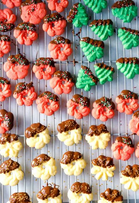 Icing For Spritz Cookies, Christmas Cookie Press Recipes, Decorated Spritz Cookies Christmas, Decorating Spritz Cookies, Decorating Spritz Cookies Christmas, Spitz Cookies Recipes, Cookie Press Cookies Recipe, Spritz Cookies Recipes, Easy Spritz Cookie Recipe