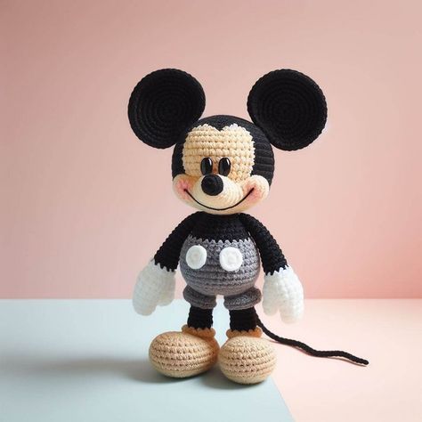 Disney Amigurumi Free Pattern, Crochet Mickey Mouse, Mouse Amigurumi, Diy Crochet Patterns, Crochet Stitches Guide, Crochet Disney, Disney Charms, Crochet Animals Free Patterns, Adorable Crochet