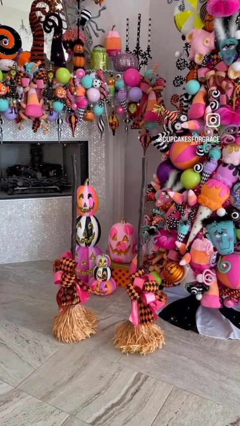 Pink Halloween Tree, Halloween Candyland, Nutcracker Cookies, Marshmallow Crafts, Candy Decorations Diy, Neon Halloween, Dipped Pretzels, Halloween Board, Holiday Wreaths Diy