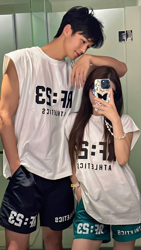 Chinese Couple, 사진 촬영 포즈, Cute Relationship Photos, Ulzzang Couple, Korean Couple, Cute Couples Photos, Cute Relationship Goals, Couple Outfits, Couple Aesthetic