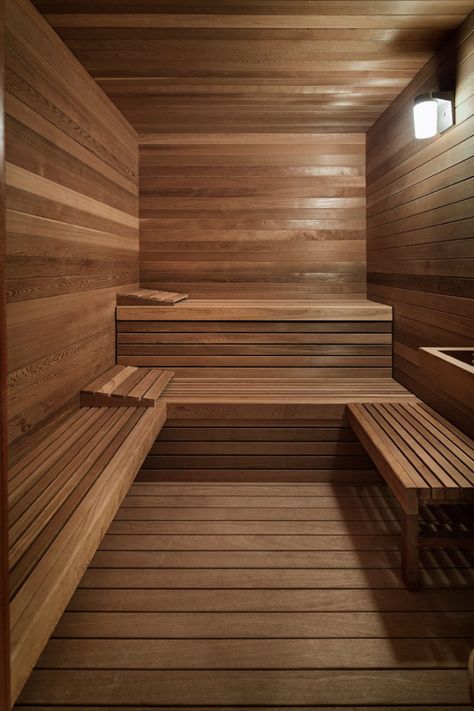 This wood covered sauna has been designed with different levels for sitting. Sauna Seating, Spa Exterior, Bathroom Design Wood, Building A Sauna, Sauna Diy, Sauna House, Sauna Steam Room, Box House, Steam Sauna