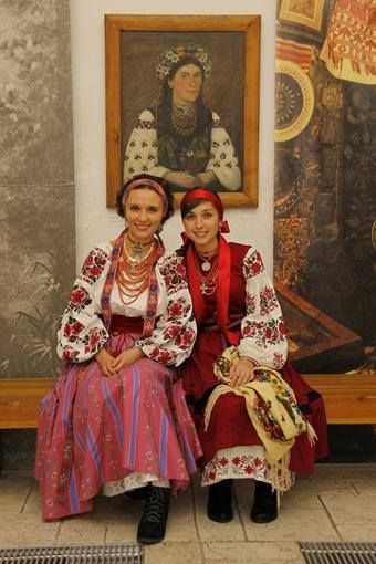 Traditional Skirts, Sweeter Than Honey, Ukraine Women, Dress Attire, Ukrainian Art, Folk Dresses, Stage Costume, Folk Fashion, Ethnic Dress