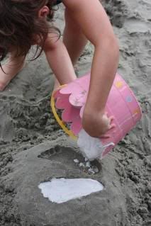 If you're heading to the beach this summer, this is a great craft idea. Fill footprints and handprints in the sand with plaster of paris to make unique keepsakes. Paris Beach, Art Projects For Kids, Plaster Of Paris, Beach Diy, Beach Crafts, Summer Holidays, Beach Time, Summer Crafts, Easy Kids