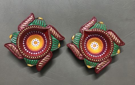 Dia Painting Ideas For Diwali, Hand Painted Diyas, Diya Panting, Diya Paintings Acrylic Ideas, Diya Paintings, Diy Diyas, Vishu Images, Diy Diwali Lanterns, Diwali Animation