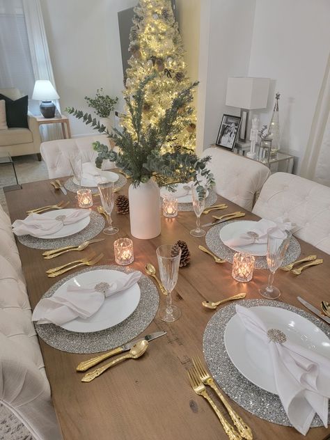 New Years Eve Table Setting, Food Table Decorations, Dining Room Table Settings, Modern Luxury Interior, Christmas Dining Table, Silver Christmas Decorations, Christmas Dining, Christmas Tablescapes, Decor Home Living Room