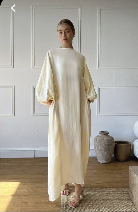 Kaftan Dress Modern, Maxi Dresses With Sleeves, Long Elegant Dress, Short Slip Dress, Modest Maxi Dress, Kaftan Designs, Fabric Embellishment, Mode Abaya, Ivory Dress