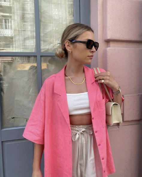 Linen T Shirt Outfit, Linen Shirts Outfits, Pink Oversize Shirt Outfit, Oversized Shirt Looks Women, Pink Shirt Street Style, Pink Shirt And Shorts Outfit, Linen Overshirt Outfit Women, Linen Pink Shirt, Pink Short Sleeve Shirt Outfit