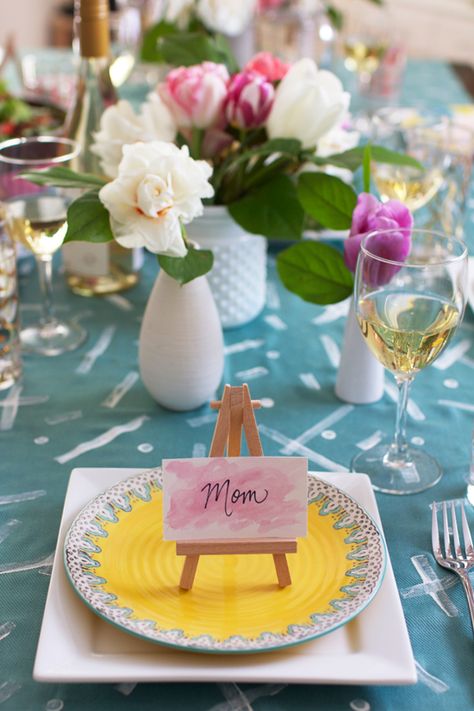 Seating in the most artistic way for Mother's Day celebrations. #mothersday #tablesetting #prettyparty Mothers Day Decoration Ideas, Mothers Day Dinner, Turquoise Table, Printed Table Runner, Mothers Day Decor, Diy Blocks, Beautiful Table Settings, Mothers Day Brunch, Printed Napkins