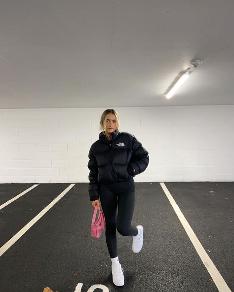 SOPHIA TUXFORD on Instagram: “hiiii🖤💖🖤” North Face Puffer Jacket Outfit, North Face Jacket Outfit, Sophia Tuxford, Doudoune The North Face, Puffer Outfit, Outfits Leggins, Vestiti Edgy, Puffer Jacket Outfit, North Face Puffer Jacket