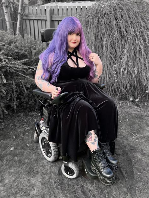 Plus Size Gothic Outfits, Fat Goth Girl, Fat Woman Aesthetic, Plus Size Gothic Fashion, Chubby Goth Girl, Chubby Goth Outfit, Plus Size Emo, Goth Outfits Plus Size, Fat Goth