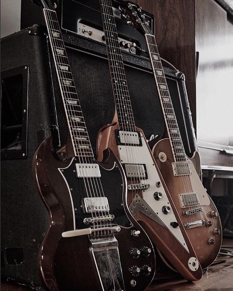 #lostincrystalcanyons #westmereinn #gibsonsunday #gibson #marshall Rock Aesthetic, Electric Guitar Design, Rockstar Aesthetic, Guitar Obsession, Cool Electric Guitars, Wet Dreams, Guitar Gear, Gibson Guitars, Vintage Guitar