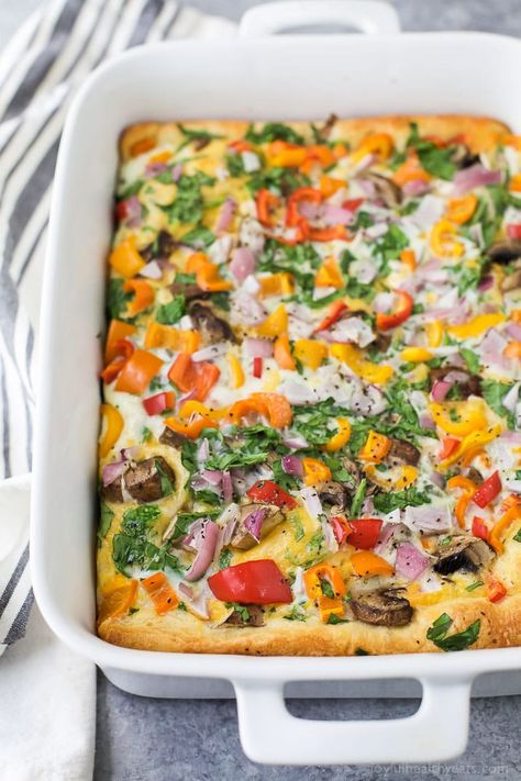 Egg White Vegetable Breakfast Casserole - an easy healthy breakfast recipe. Loaded with veggies, egg whites, and cheese! Perfect for a weekend brunch and only 75 calories a serving! Egg Casserole Recipes Healthy, Veggie Breakfast Casserole, Vegetable Breakfast, Healthy Breakfast Casserole, Menu Sarapan Sehat, Vegetable Casserole Recipes, Breakfast Vegetables, Veggie Casserole, Veggie Breakfast