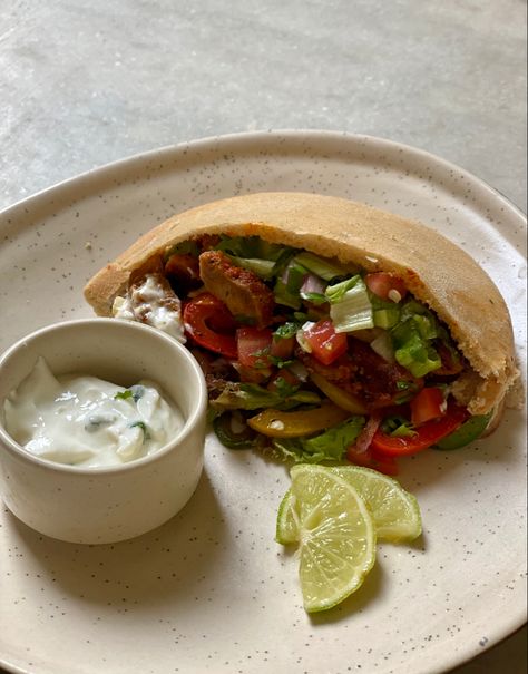 Fajitas Aesthetic, Homecooked Meals Aesthetic, Home Cooked Meals Aesthetic, Pita Aesthetic, Homecooked Food, Lunch Aesthetic, Falafel Pita, Fajita Chicken, Healthy Foods To Make