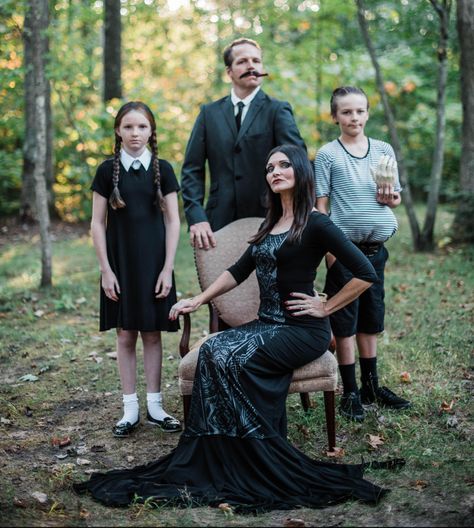 The Addams Family Photoshoot, Adams Family Photoshoot Ideas, Adams Family Photoshoot, Addams Family Photo Shoot, Addams Family Photoshoot, Goth Family Photos, Addams Family Wedding, Good Views, Adams Family