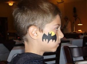 cheek+art | Batman Cheek Art | {Facepainting} | Pinterest ... Bat Face Paint, Batman Face Paint, Batman Makeup, Festival Face Paint, Face Painting For Boys, Cheek Art, Festival Face, Batman Kids, Face Painting Easy