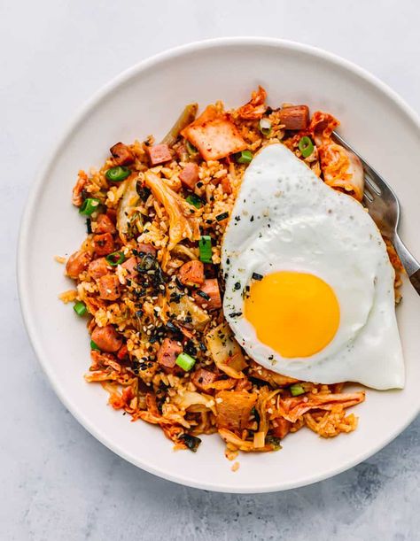 Quick Rice Dishes, Kimchi Bokkeumbap, Vegetarian Rice Recipes, Asian Ingredients, Quick Rice, Food Presentation Plates, Delicious Appetizers, Quick Easy Recipes, Hot Chili Sauce