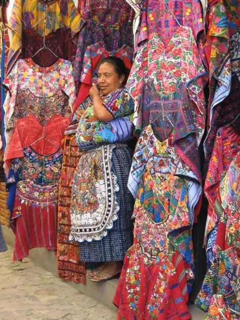 <3 Guatemalan Dresses, Mayan Fashion, Guatemalan Textiles, Mayan Culture, We Are The World, Folk Costume, Beautiful Clothes, People Of The World, World Cultures