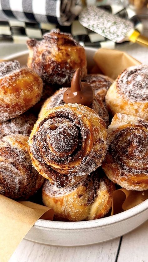 Easy Nutella Cruffins — Sweet Monkey Nutella Cruffins, Cruffins Recipe, Cannoli Cookie, Banana Crumb Cake, Cruffin Recipe, Nutella Puff Pastry, Sweet Monkey, Banana Pudding Cake, Toffee Sauce