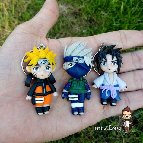 Here's Naruto, Kakashi and Sasuke. It's 100% handmade. Naruto Polymer Clay, Naruto Biscuit, Anime Clay Ideas, Kakashi And Sasuke, Anime Keychains, Coil Pottery, Polymer Clay Flower Jewelry, Anime Crafts, Naruto Kakashi