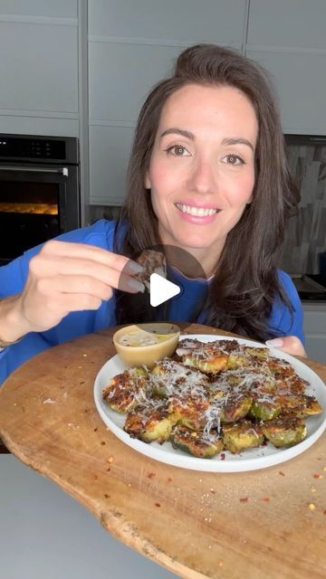 Smashed Brussel Sprouts, Parmesan Brussel Sprouts, Stella Drivas, Veg Dishes, Thanksgiving Menu, Health Diet, Recipes Healthy, Brussel Sprouts, Vegetable Recipes