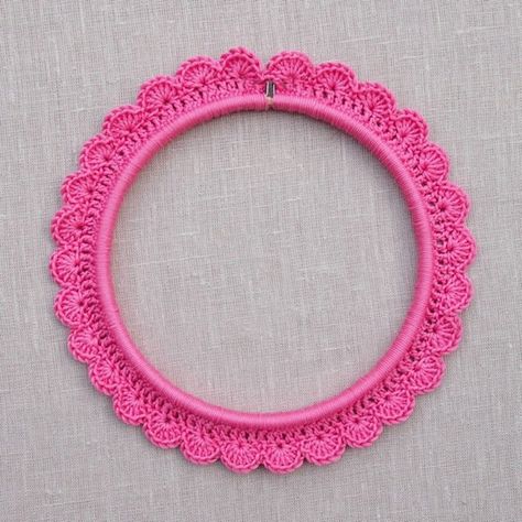 Transform a plain embroidery hoop into a display fit to frame your very best stitching with this tutorial for crocheting a scalloped edge around en embroidery hoop! Crochet 101, Embroidery Hoop Crafts, Accessories Crochet, Tatting Tutorial, Crochet Decoration, Crochet Home, Crochet Basics, Embroidery Tutorials, Crochet Doilies