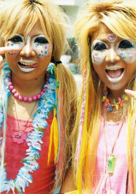 Ganguro Girl, Mode Gyaru, Bizarre Fashion, 2000s Japanese Fashion, Gyaru Makeup, 2000s Fashion Trends, Japanese Makeup, Gyaru Fashion, Jairzinho