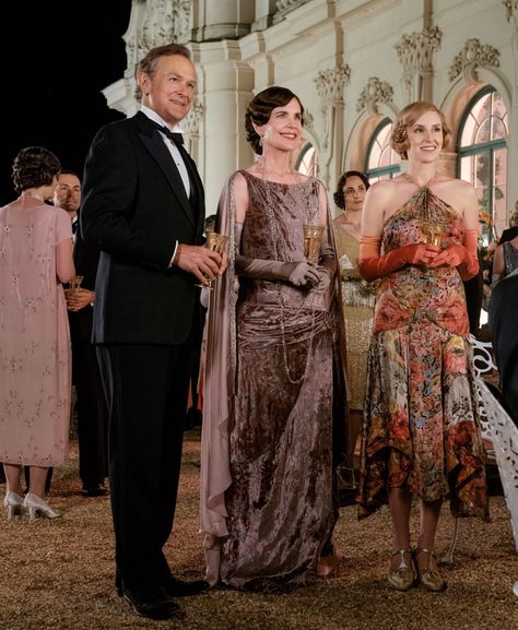 Cora Downton Abbey, Downton Abbey Fashion Season 1, Downton Abbey Outfits, 20s Fashion Aesthetic, Downton Abbey A New Era, Fashion By Decade, Movie Inspiration, Downton Abbey Movie, Elizabeth Mcgovern